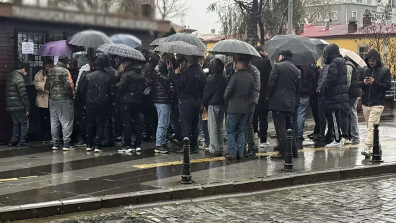 Bunun ne sırası olduğunu öğrenince şaşırıp kalacaksınız! Yağmur çamur dinlemiyorlar