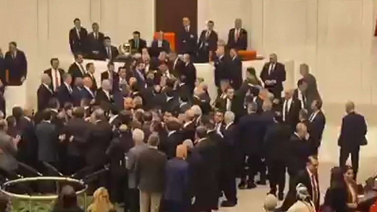 Meclis'te kıyamet koptu! Gürlek ve Çiftçi'nin yemin töreninde yumruklu kavga çıktı