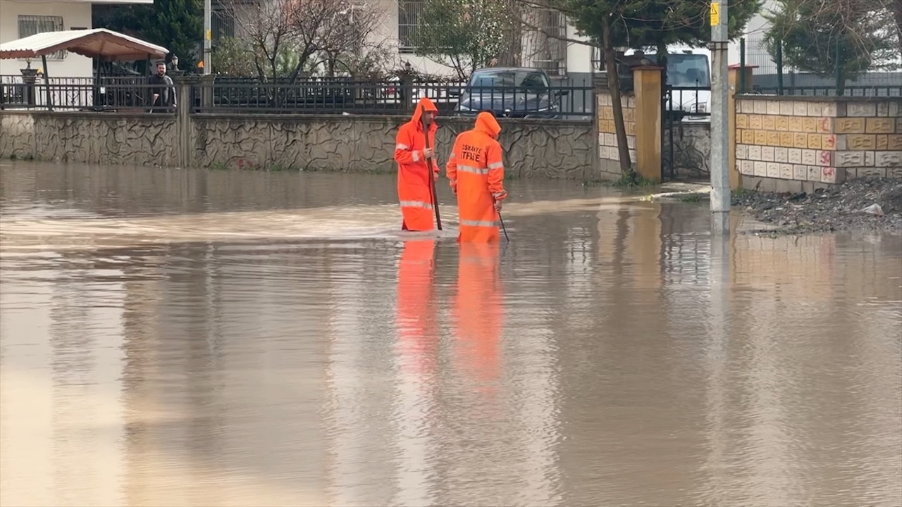 Osmaniye'yi yağış vurdu! Su baskınları dükkanları ve ulaşımı olumsuz etkiledi