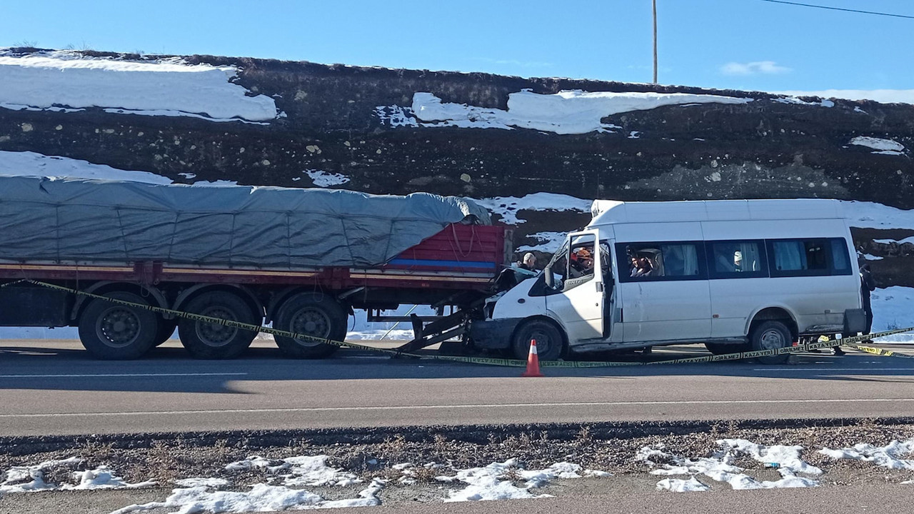 Kayseri Pınarbaşı'nda feci kaza! Okul servisi tıra arkadan çarptı