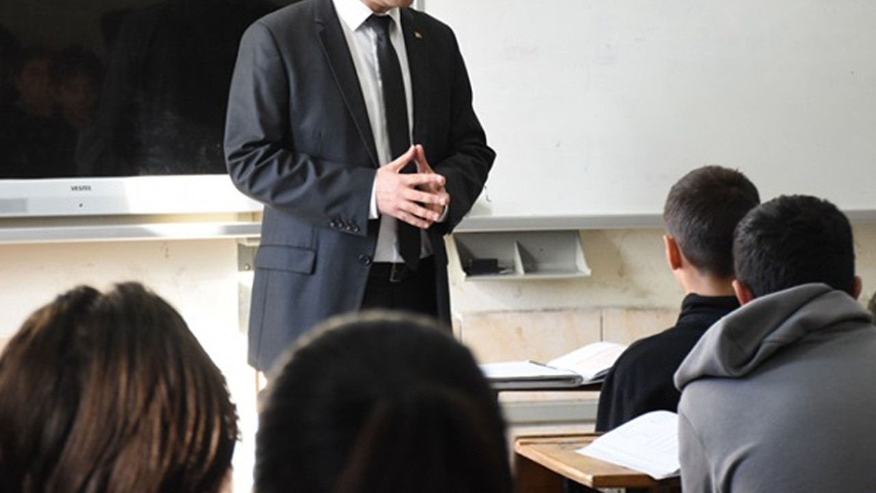 Meslektaşının yüzüne çay döken öğretmen hakkında karar