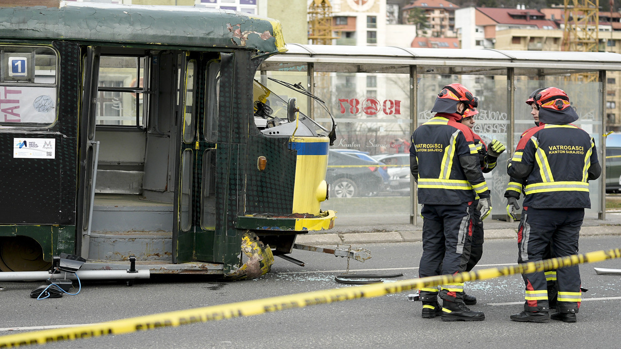Raydan çıkan tramvay durakta bekleyen yolculara çarptı! Ölü ve yaralılar var