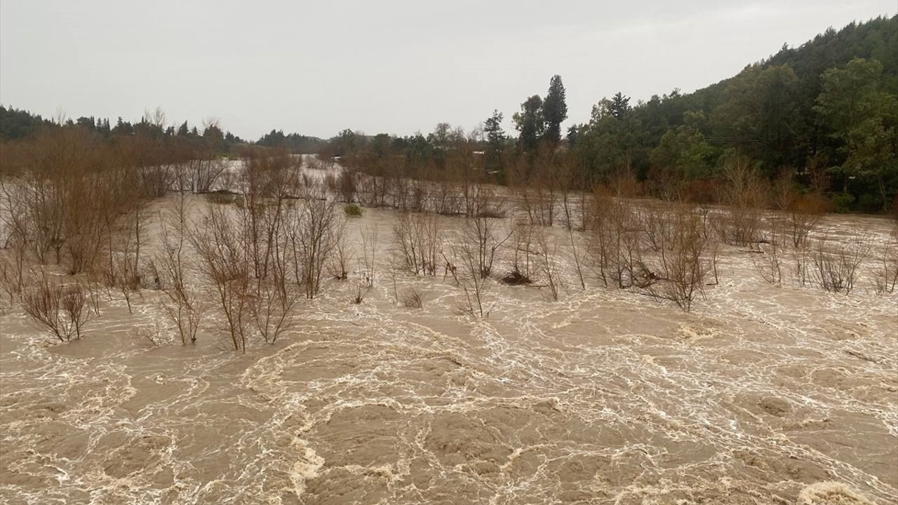 Antalya'da sağanak ve rüzgar hayatı felç etti! Cadde ve sokaklarda su birikintisi oluştu