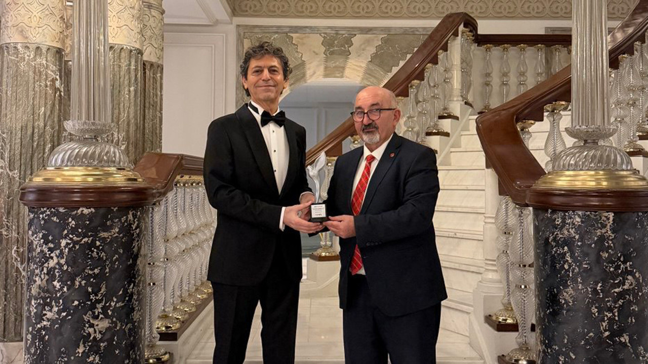 Yazar Akif Manaf, Egeyön Barış Ödülünü aldı