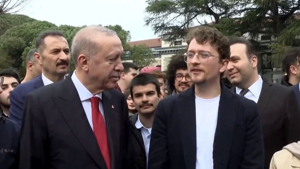 Boğaziçi öğrencileri Cumhurbaşkanı Erdoğan'ı karanfille karşıladı: Erdoğan o öğrenciye 'takma kafana' dedi