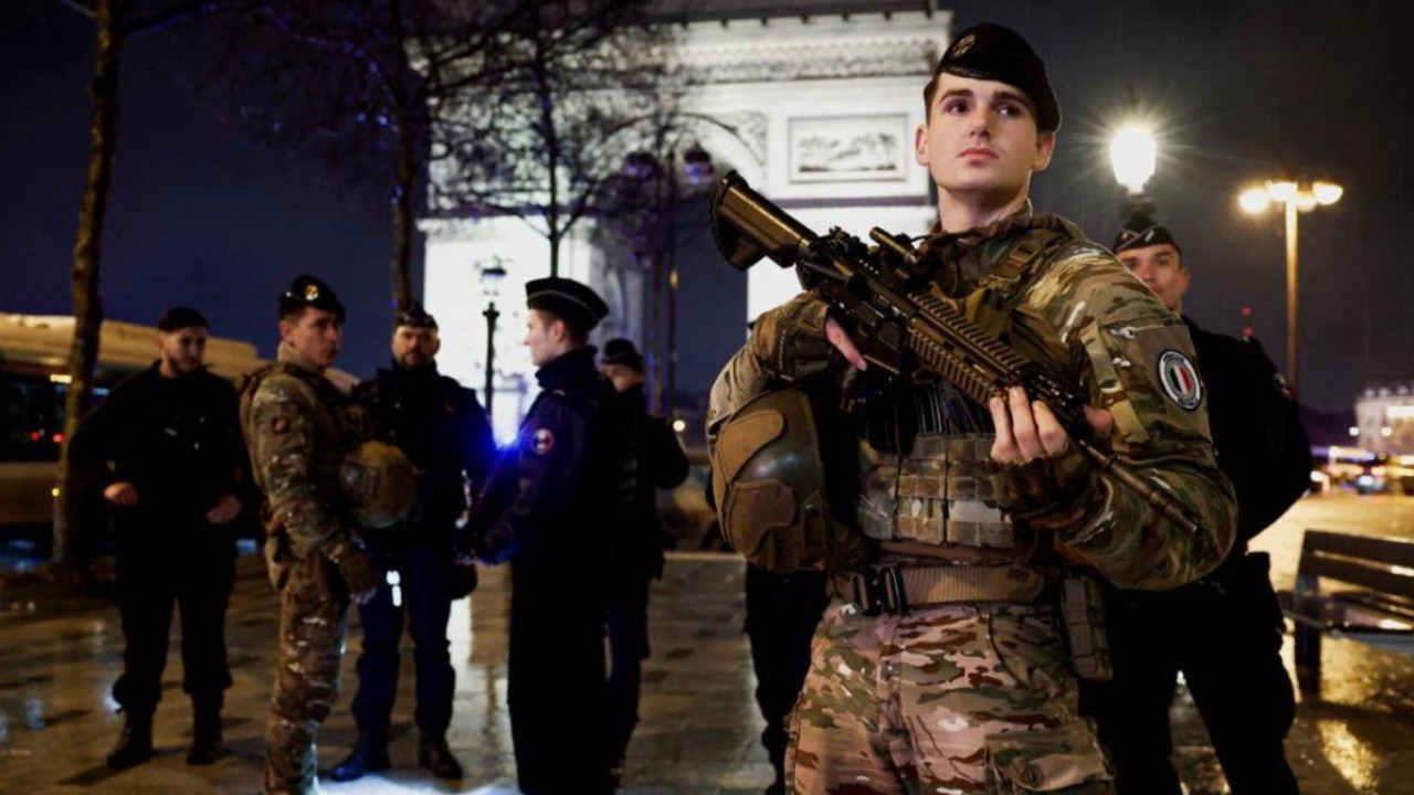 Sevgililer Günü'nde skandal! Paris'te jandarma, ke…