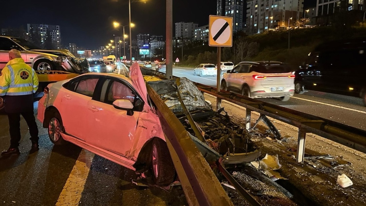 Ataşehir'de iki otomobilin çarpıştığı kazada 2 kişi yaralandı