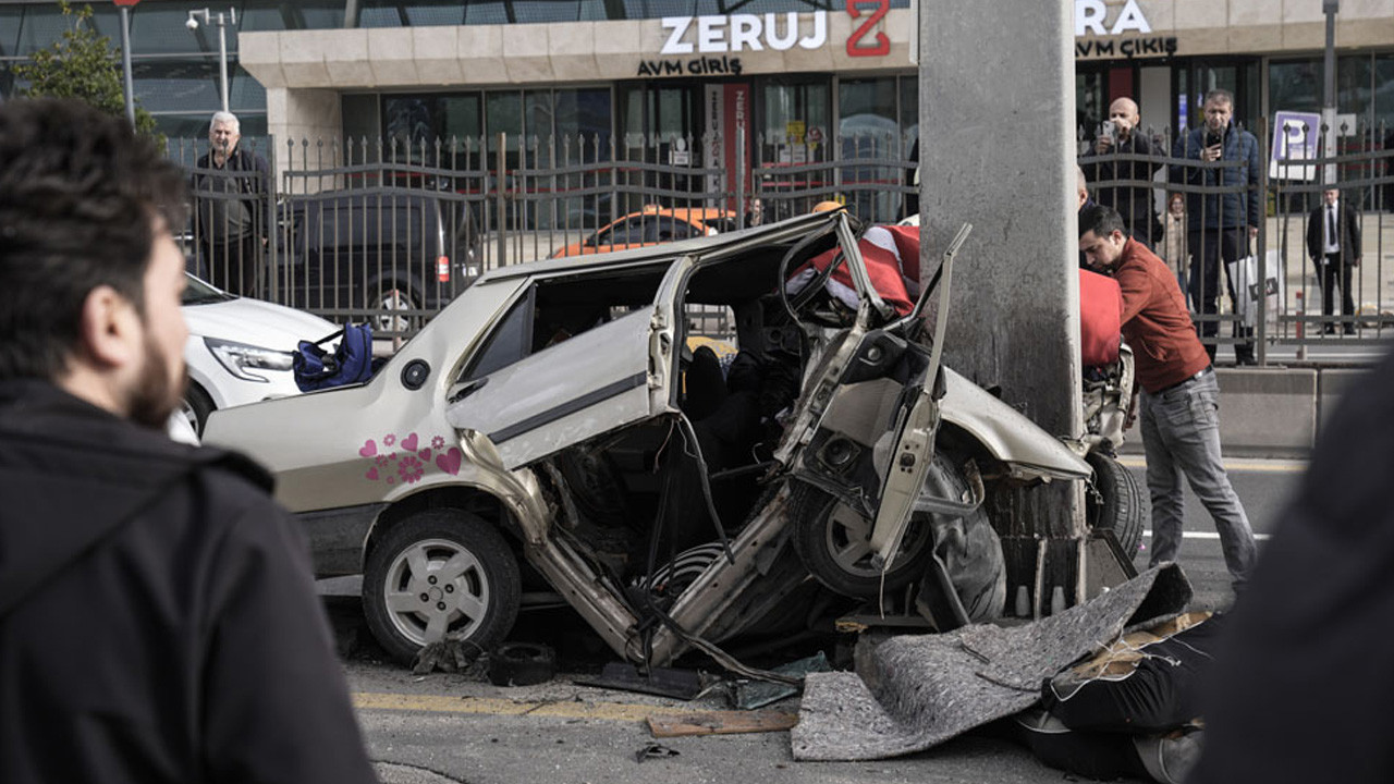 Feci kaza! Tabela direğine çarptı, otomobilin haline bakın