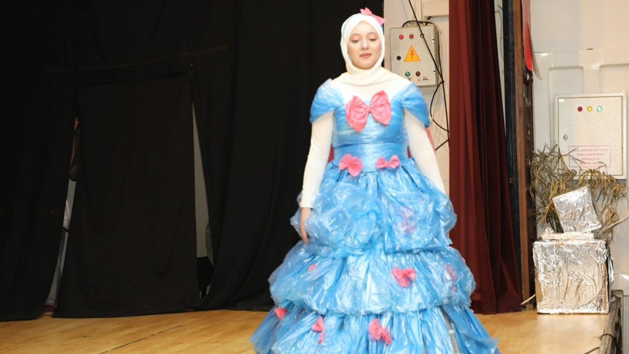 Sakarya'da öğrencilerden geri dönüşüm defilesi! Atık malzemelerden tasarlanan kıyafetlere büyük ilgi