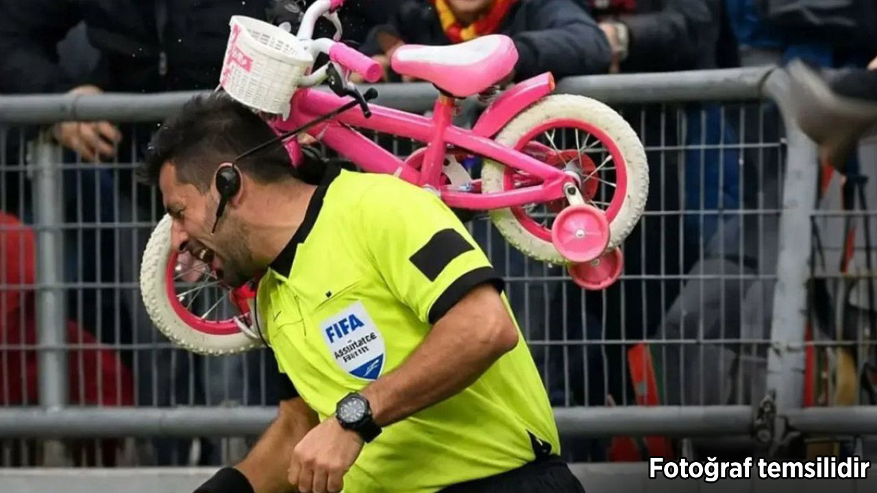 Ofsayt kararı sonrası hakemin üzerine çocuk bisikleti atıldı