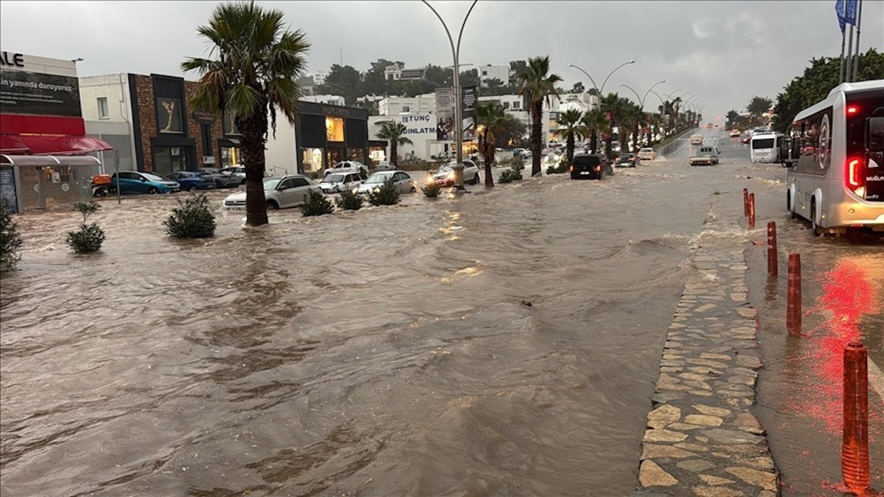 Muğla'da kuvvetli sağanak ve fırtına hayatı felç etti