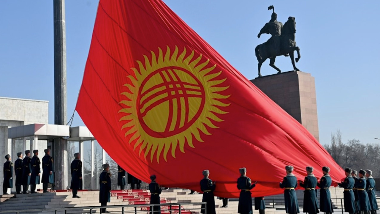 Kırgızistan Anayasa Mahkemesi, cumhurbaşkanın görev süresi ve seçim tarihine ilişkin kararını açıkladı