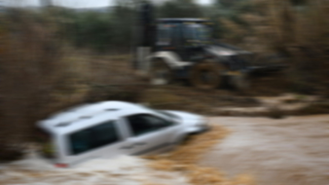 İki araç debisi yükselen derede sürüklendi