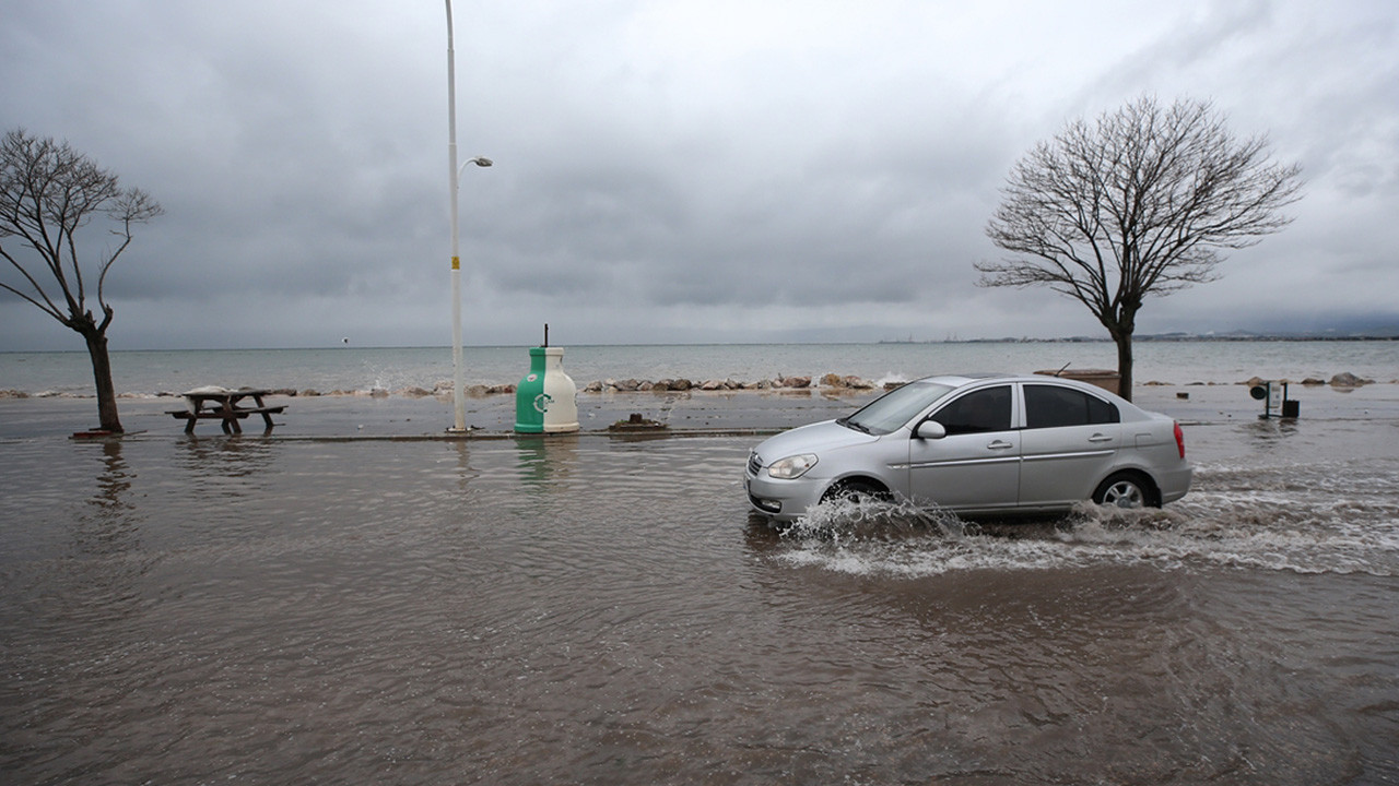 Bursa'da fırtına! Deniz ile kara birleşti