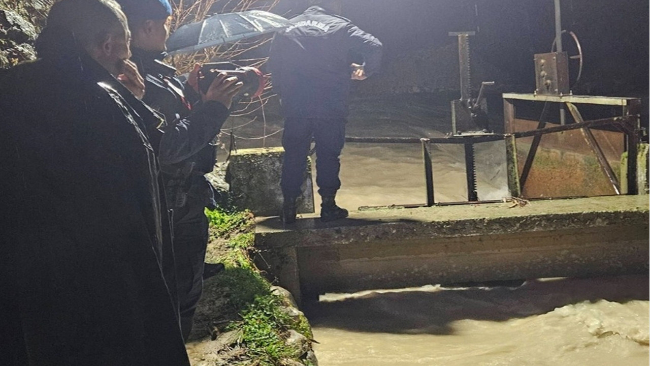 Debisi yükselen derede suya kapılan kişi öldü