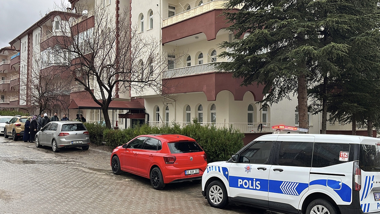 Eşini bıçaklayıp kaçtı! Trafik kazasında yaralandı