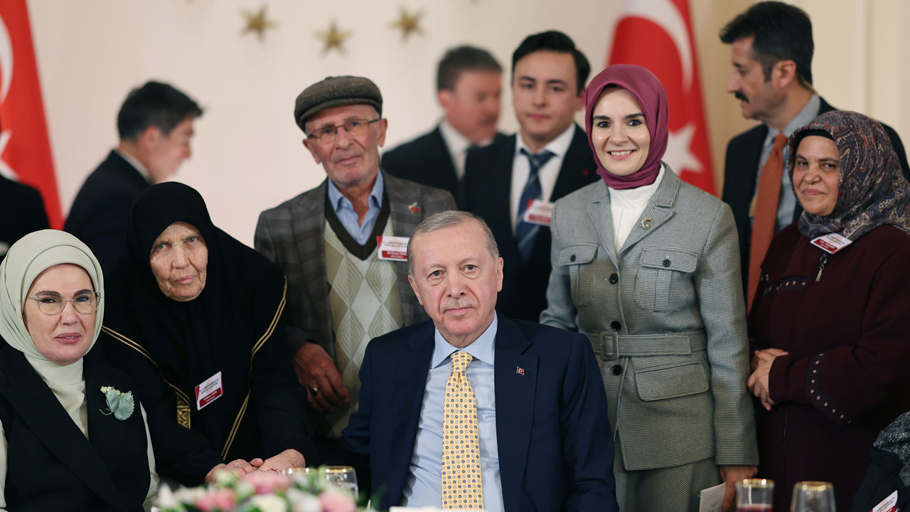 Cumhurbaşkanı Erdoğan, şehit aileleriyle iftar programında bir araya geldi