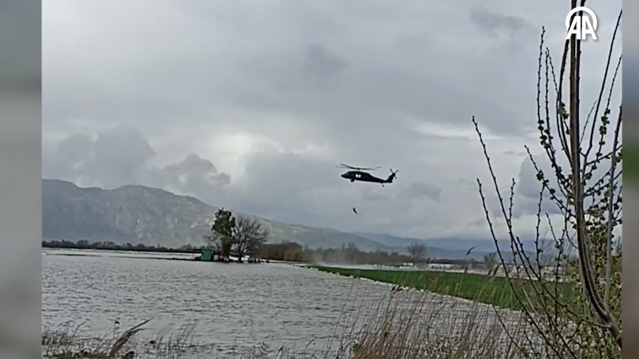 Nehrin taşması sonucu mahsur kalan çiftçi jandarma helikopteriyle kurtarıldı