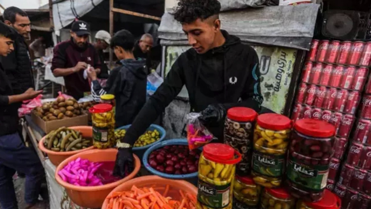 Gazze'de Ramazan hareketliliği! Pazarda görülen o kutular şaşkınlık yarattı
