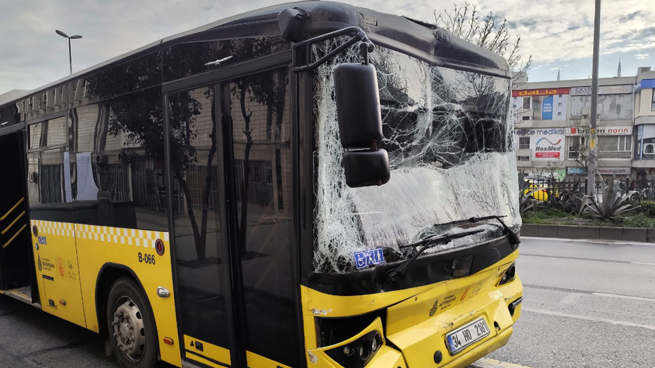 Fatih'te korku dolu anlar! Durağa yanaşan 3 İETT otobüsü kaza yaptı