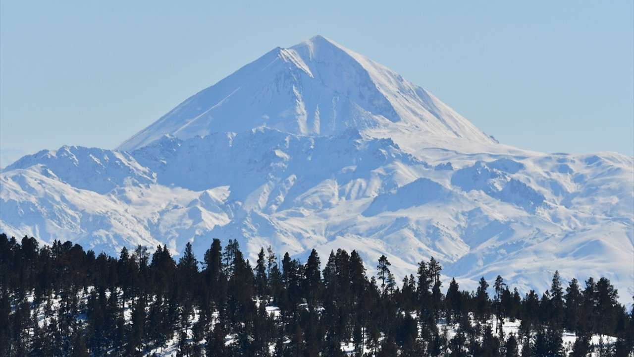 Kars'ta kartpostallık manzara! Kar kalınlığı metreyi aştı...