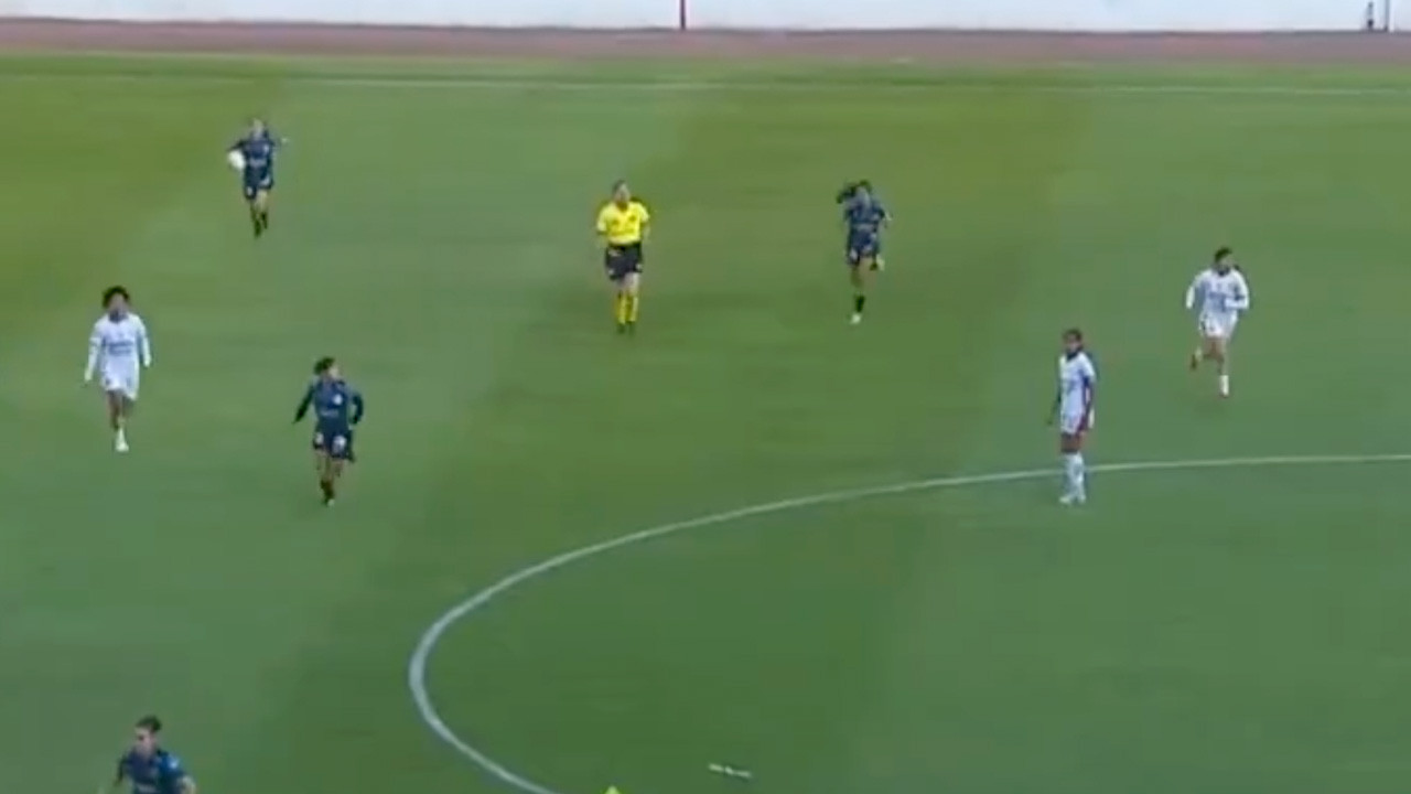 Hakem oyunu durdurdu, futbolcular sahadan kaçtı! O anlar gündeme oturdu