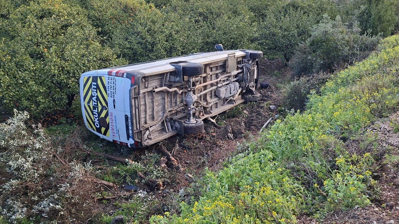 Hatay'da öğrenci servisi ağaçlık alana devrildi: 9 yaralı