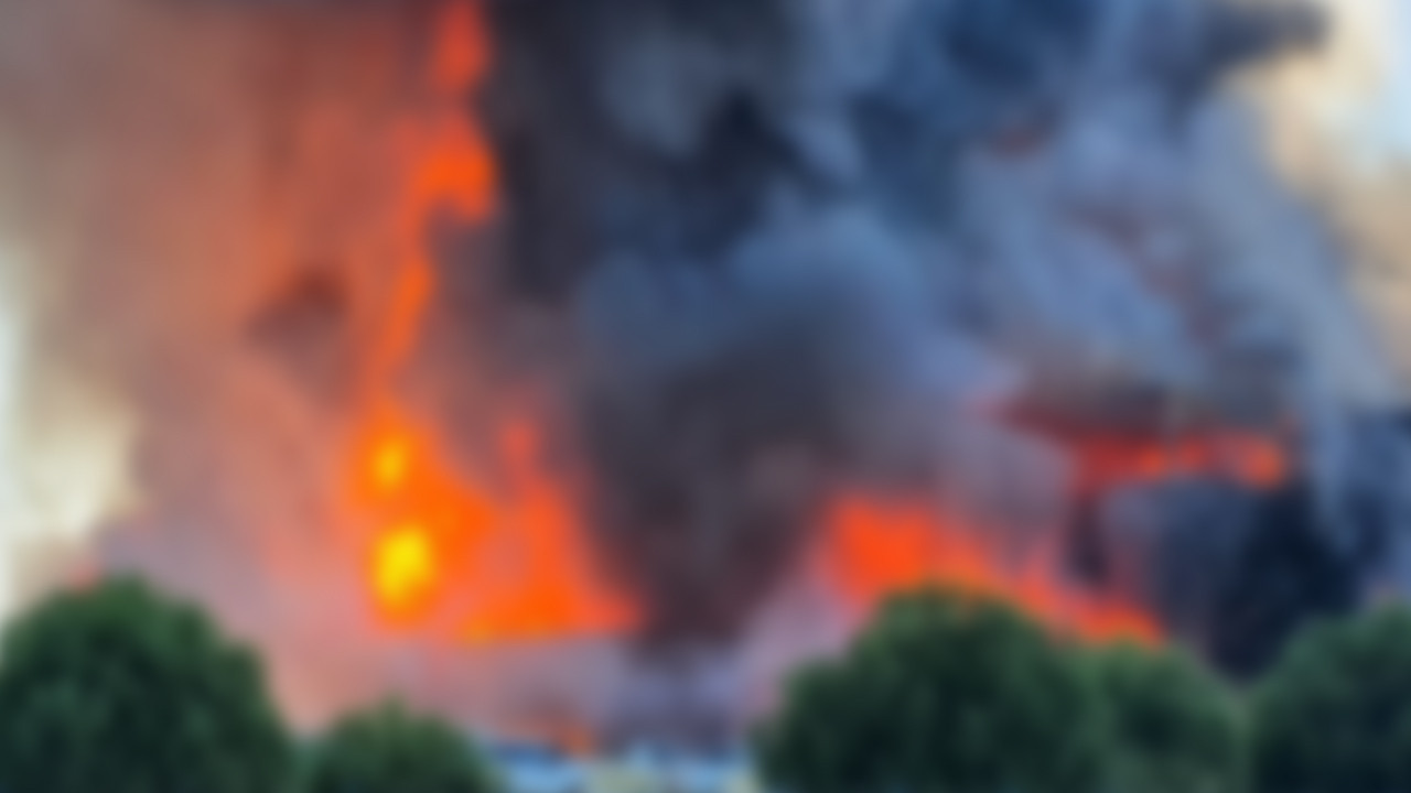 Plastik poşet üretimi yapan fabrikada yangın çıktı