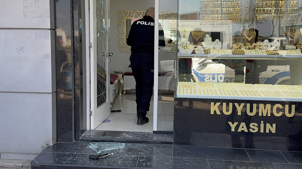 Adana'da kuyumcuya gasp! Zanlı kilitlenen kapıyı kırıp kaçtı