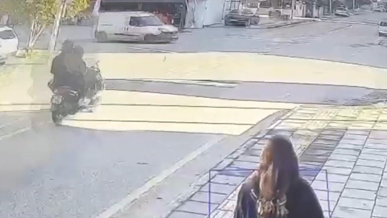 Mersin'de hafif ticari araçla çarpışan motosikletteki 1 kişi öldü, 1 kişi yaralandı