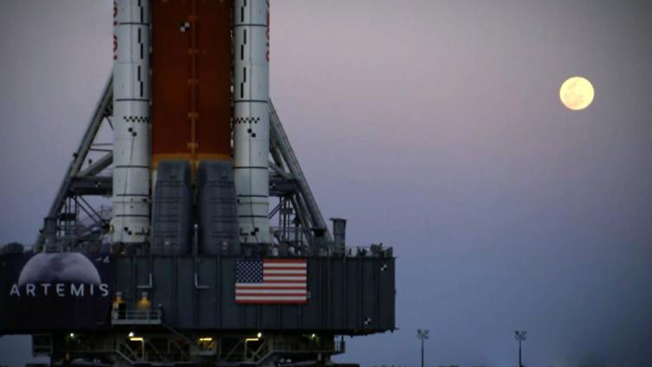 NASA, Artemis II roketini tamir için fırlatma rampasından hangara çekiyor
