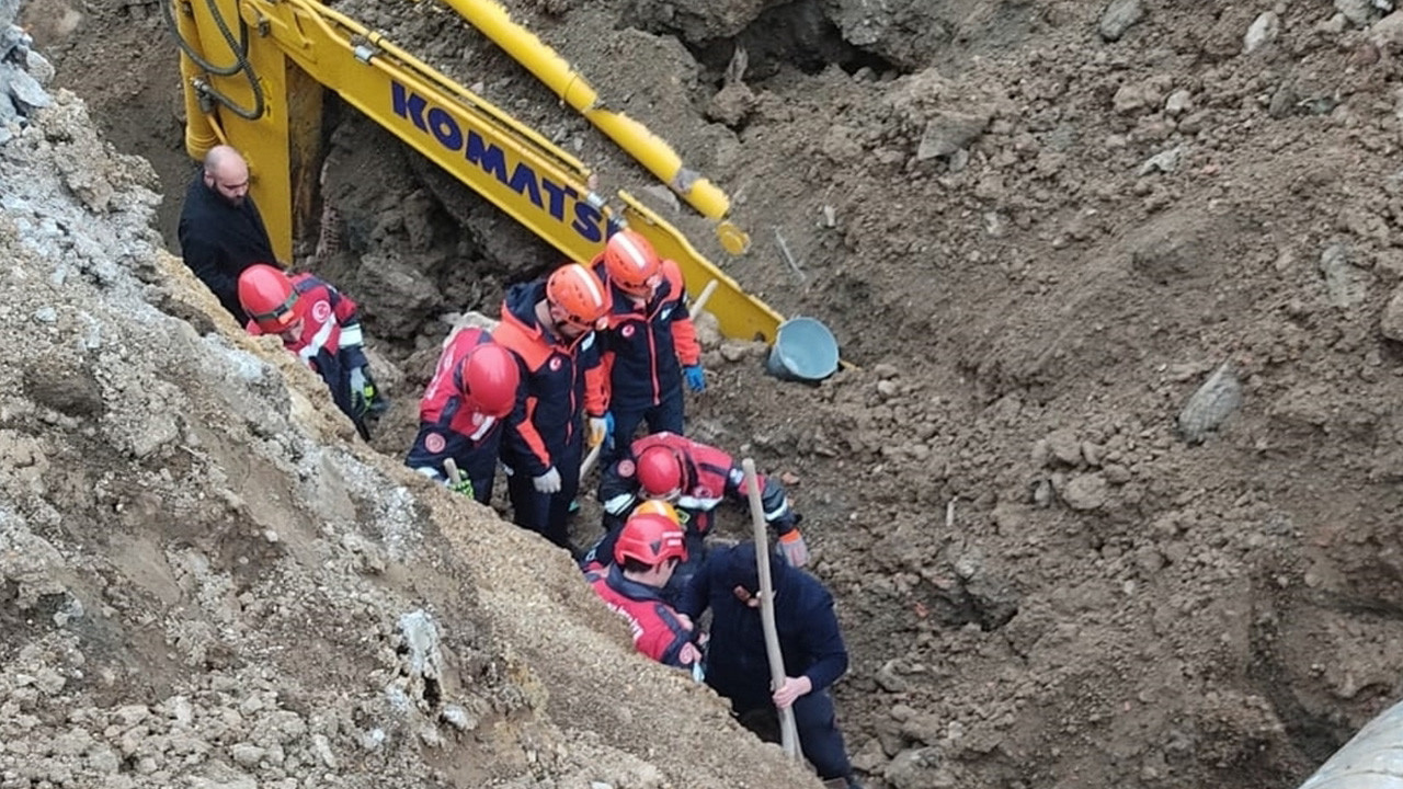 Trabzon'da göçük! İş makinesi operatörü toprak altında kaldı