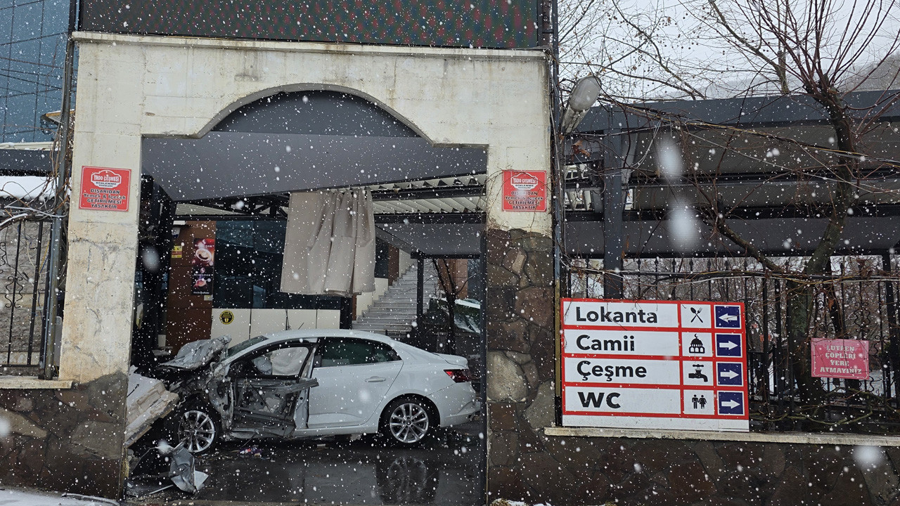 Feci kaza! Otomobil lokantaya girdi yaralılar var