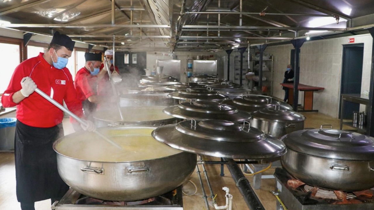 Diyarbakır'da ihtiyaç sahiplerinin iftardaki yemekleri Türk Kızılay Aşevi'nde hükümlülerce hazırlanıyor