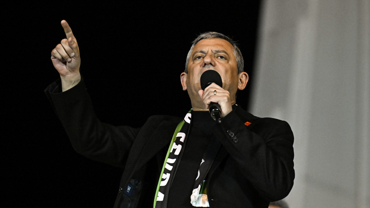 Özgür Özel'den Erdoğan'a Kabe'de hacılar ilahisi yanıtı: Kuru ekmekle sahurları konuşacaksın