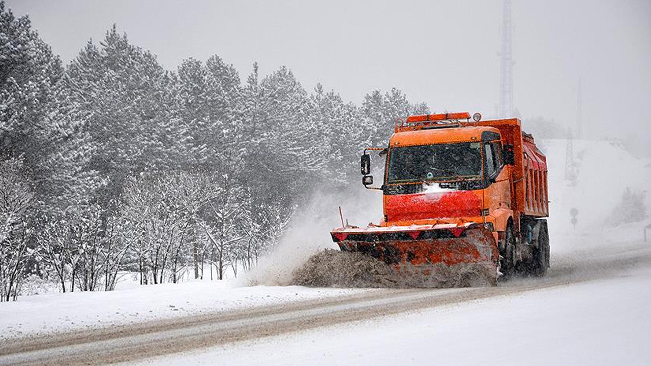 Kar ve tipi etkili oluyor! Sürücüler dikkat yol ulaşıma kapandı