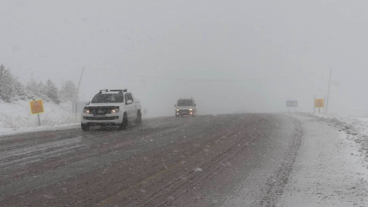 Sivas-Malatya kara yolunda kar ulaşımı kapattı