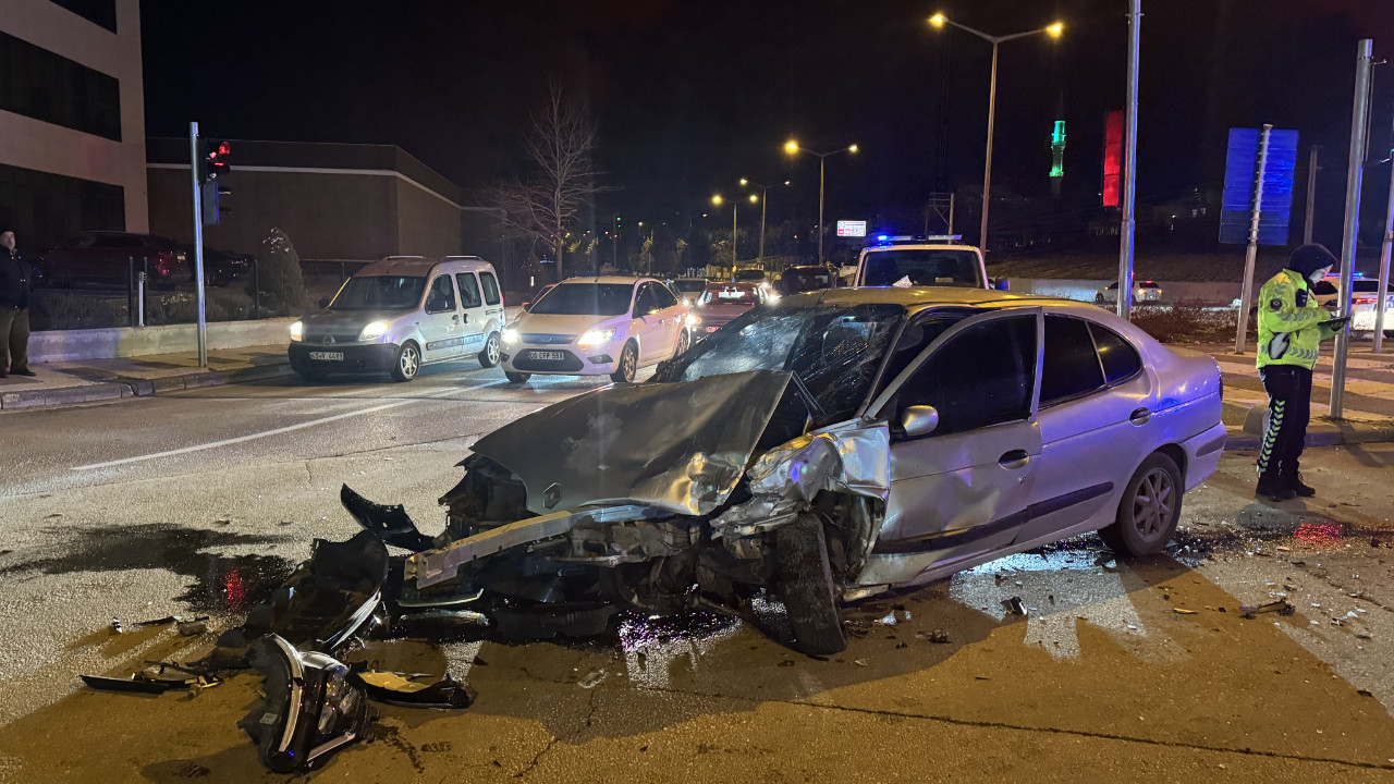 Polisten kaçarken kaza yapan şüpheli nedeniyle 3 kişi yaralandı