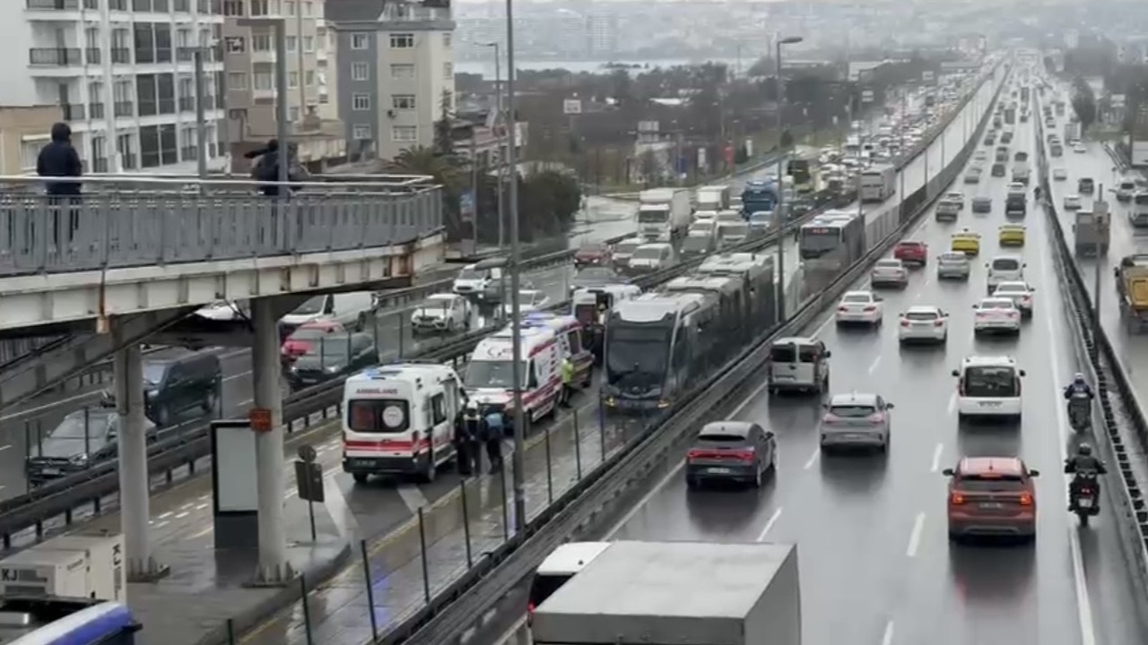 Avcılar'da iki metrobüs çarpıştı: 5 kişi yaralandı