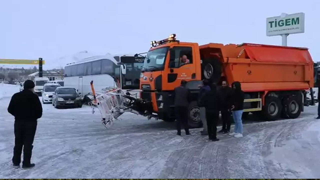Sivas'ta ulaşıma kar engeli; Malatya kara yolu kapandı