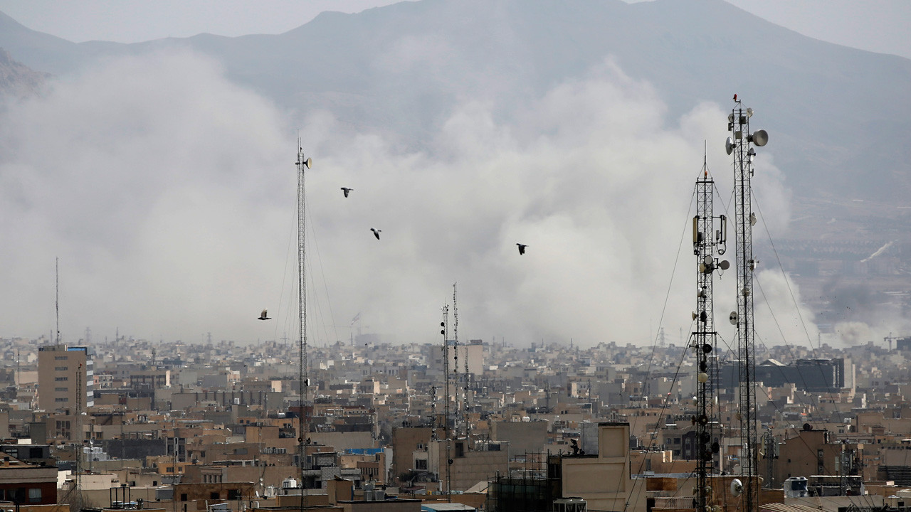 İran füze saldırılarıyla ABD üslerini hedef aldı Bahreyn'deki ABD donanma üssü vuruldu