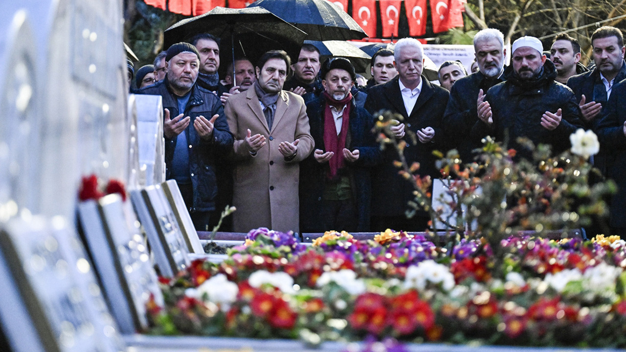 Eski başbakanlardan Necmettin Erbakan kabri başında anıldı