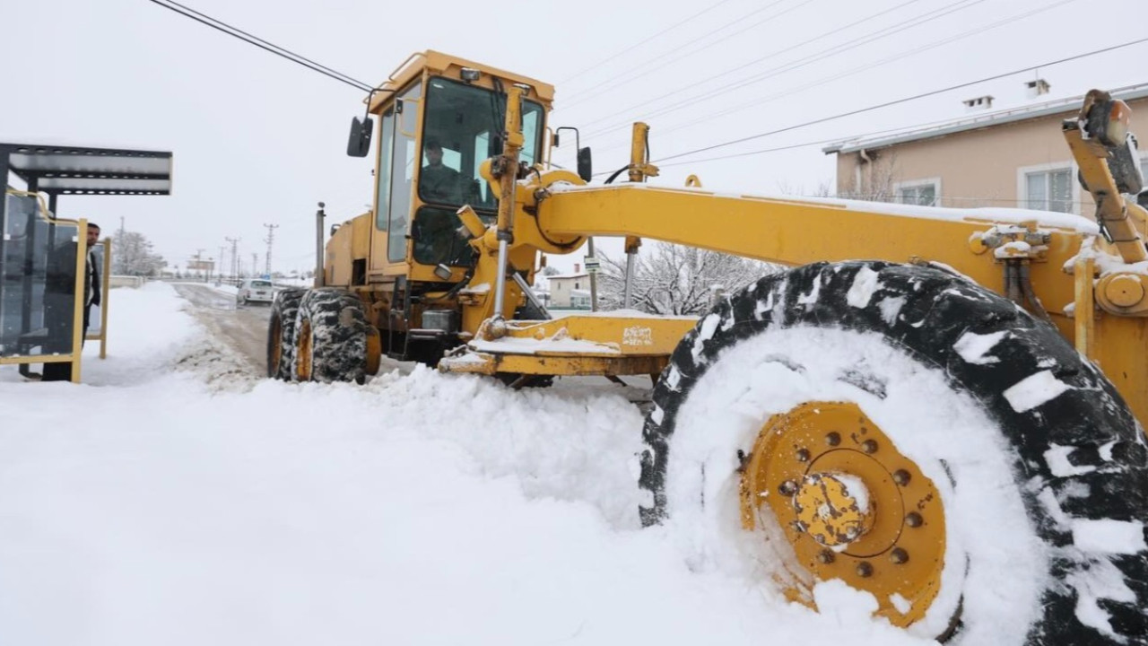 Sivas'ta kar ve tipi ulaşımı durdurdu! 166 yerleşim yerine ulaşım durdu...