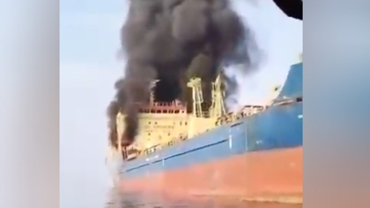 İran Hürmüz Boğazı'ndan geçmeye çalışan petrol tankerini vurdu