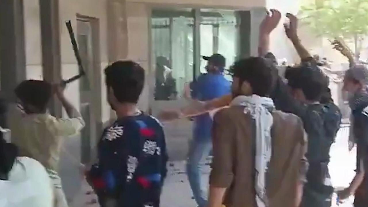 Pakistan'da bir grup gösterici, ABD'nin Karaçi Konsolosluğu'na girmeye çalıştı