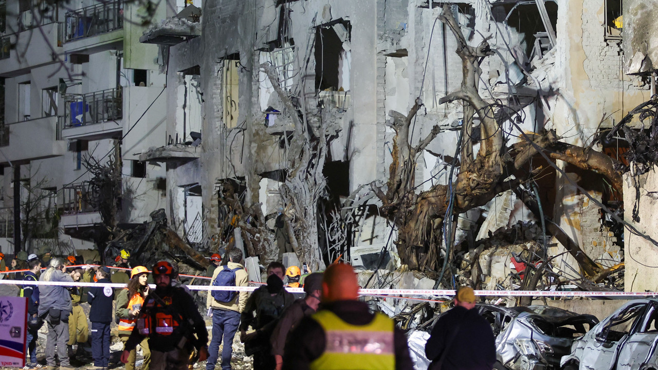 İran'ın misillemesinde Tel Aviv'e füze isabet etti