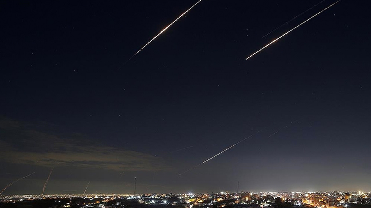 İran, ABD üslerine ve İsrail'e yeni saldırılar düzenledi