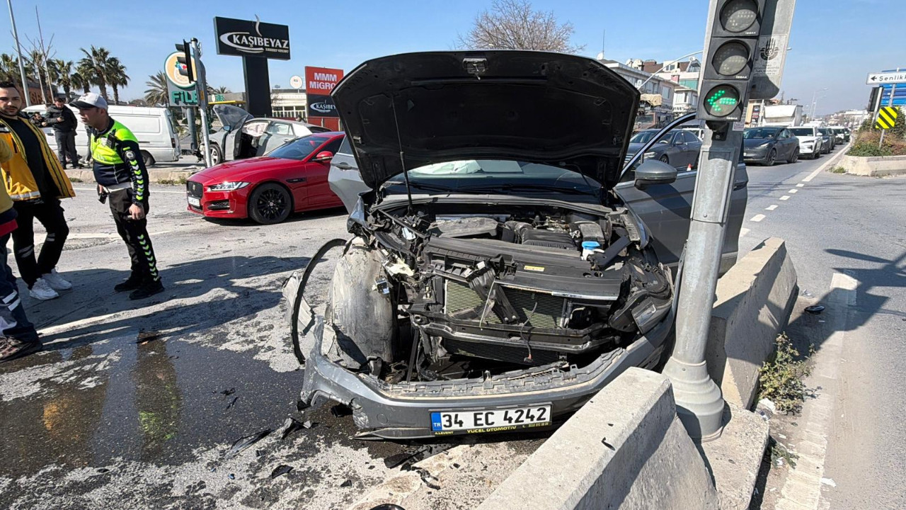 Bakırköy'de 2 araç çarpıştı: Trafik kazasında 4 kişi yaralandı