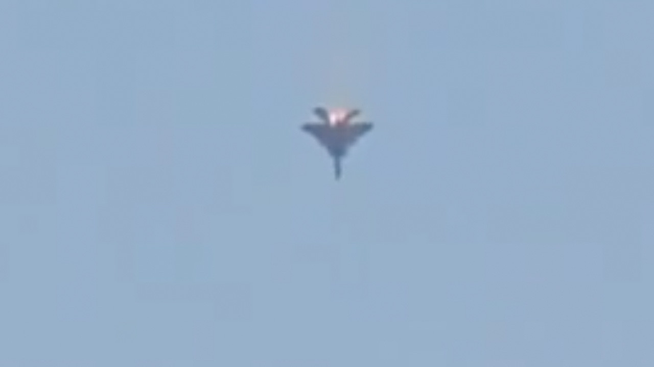 Kuveyt'de bir ABD uçağı düşürüldü! Pilotu aracın bagajına bindirip götürdüler