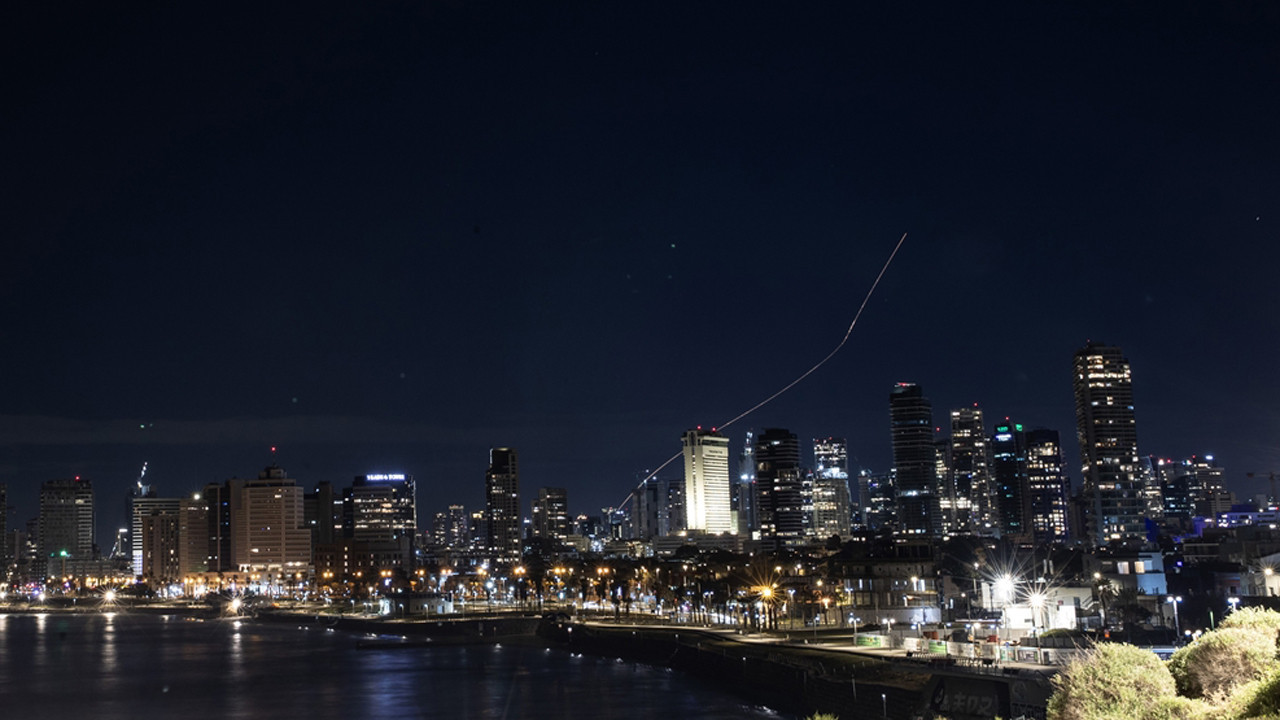 İran'dan İsrail'e fırlatılan füzeler Tel Aviv semalarında görüntülendi